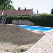 Swimming Pool und Gartenanlage