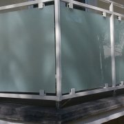 Balkongeländer mit Glasflächen