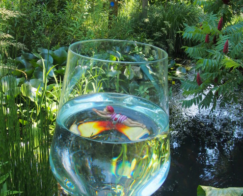 Überdimensionale Glasgefäße in der Gartengestaltung