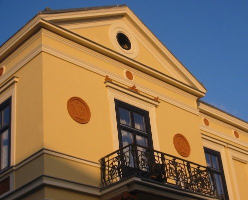 Details einer historischen Fassade nach der Sanierung